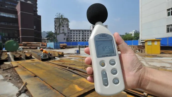 1/4城市睡(shuì)在噪音(yīn)裏 噪聲污染豈能(néng)成治污盲點